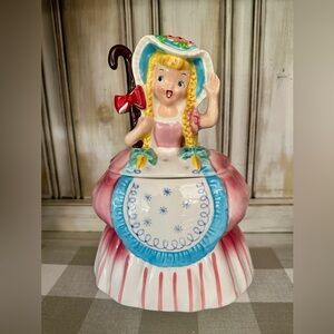 1957 LITTLE BO PEEP, COOKIE JAR, BY NAPCO, K2292. CERAMIC JAR IN COLORFUL DETAIL